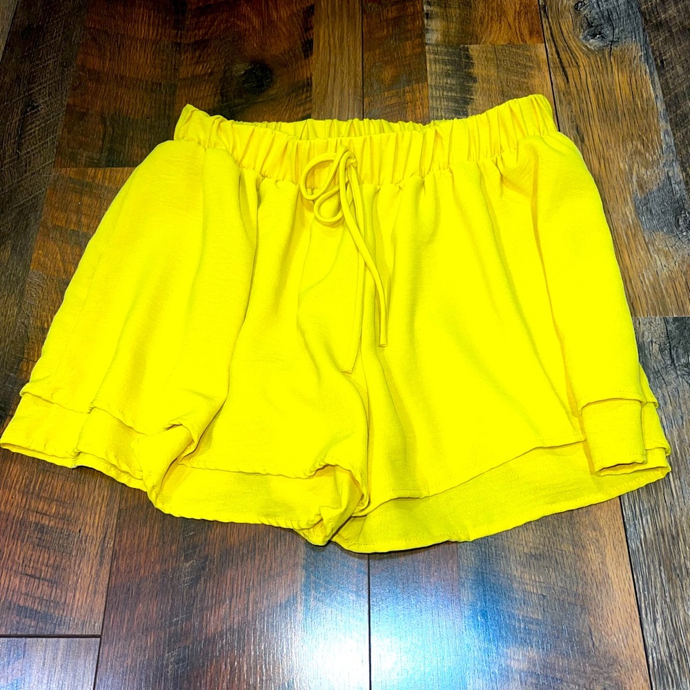 Jenneration air flow shorts size large 12/14 boutique shorts beautiful on yellow